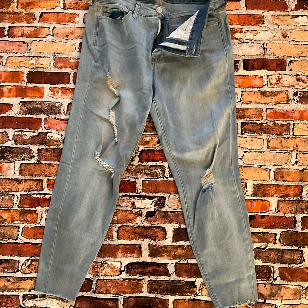 FOREVER 21 Light color distress DENIM.
